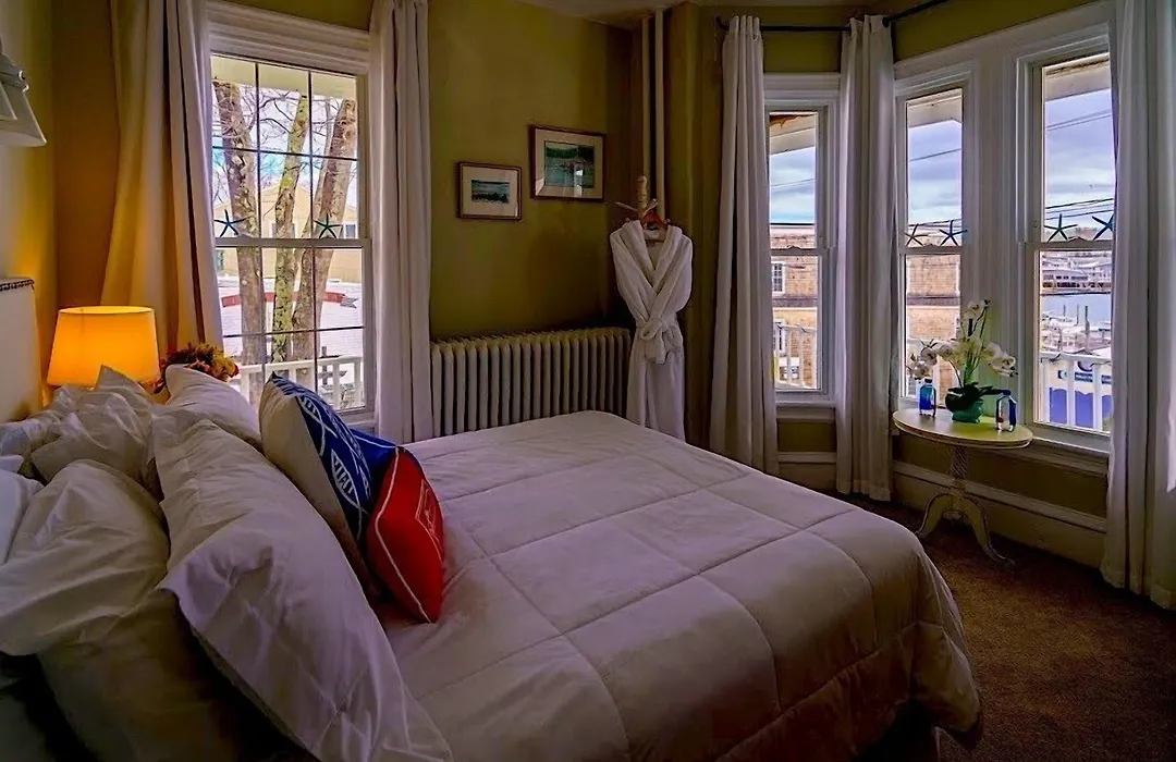 Captain Sawyer'S Bed And Breakfast-1
