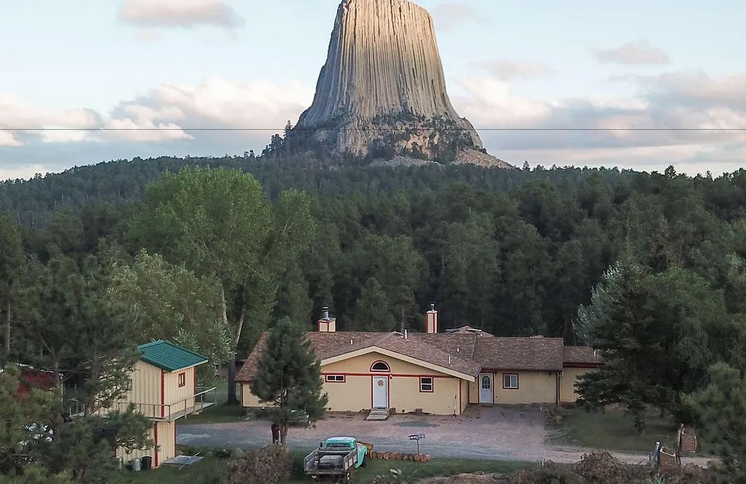 Devils Tower Lodge Bed & Breakfast-1