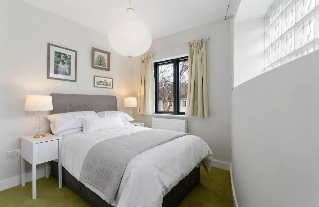 Spectacular 2 Bedroom Apartment With Sunny Garden & Terrace-1