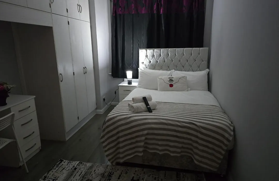 Heathrow Roomzzzz Bnb-1