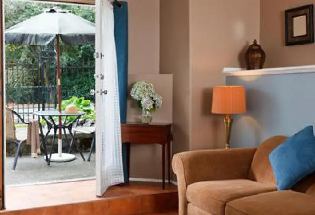 Abbeymoore Manor Bed & Breakfast Inn-1