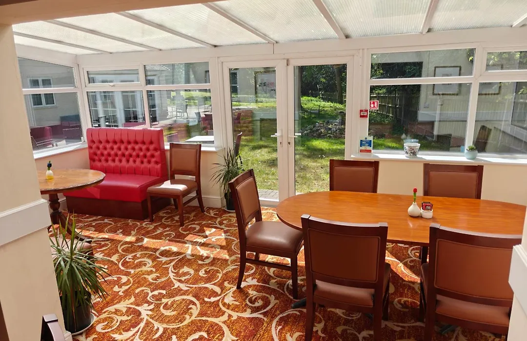 Royal Swan, Ashley Manor - B&B-1