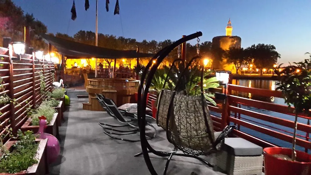 LA PENICHE - Bed And Bicycle - Aigues Mortes-1