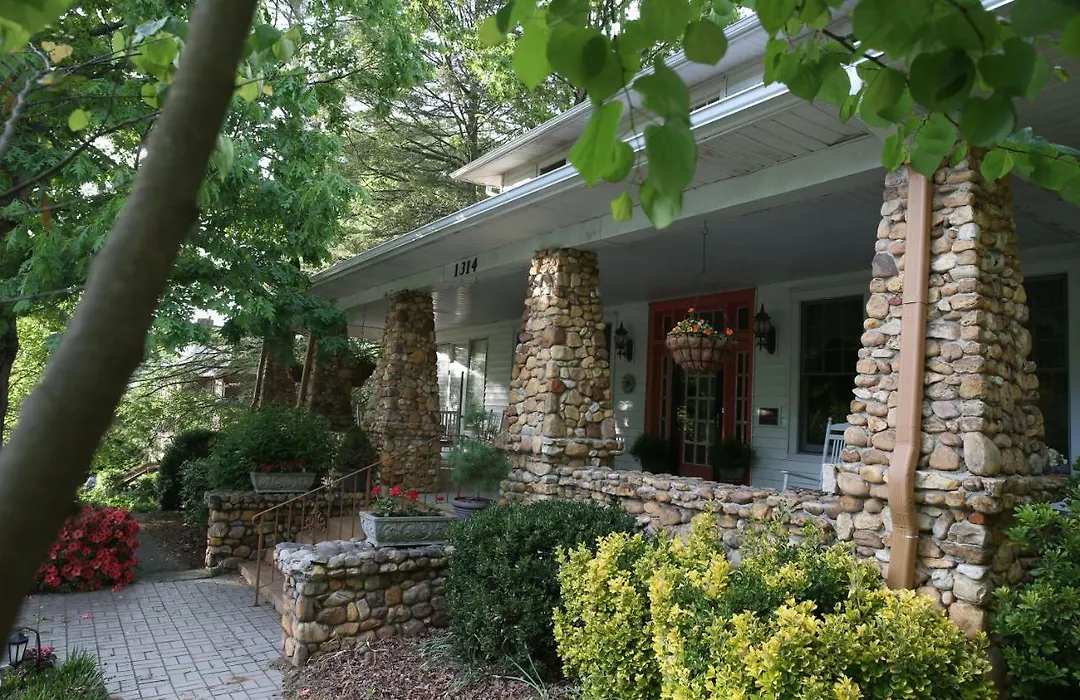 Aunt Adeline'S Bed And Breakfast-1