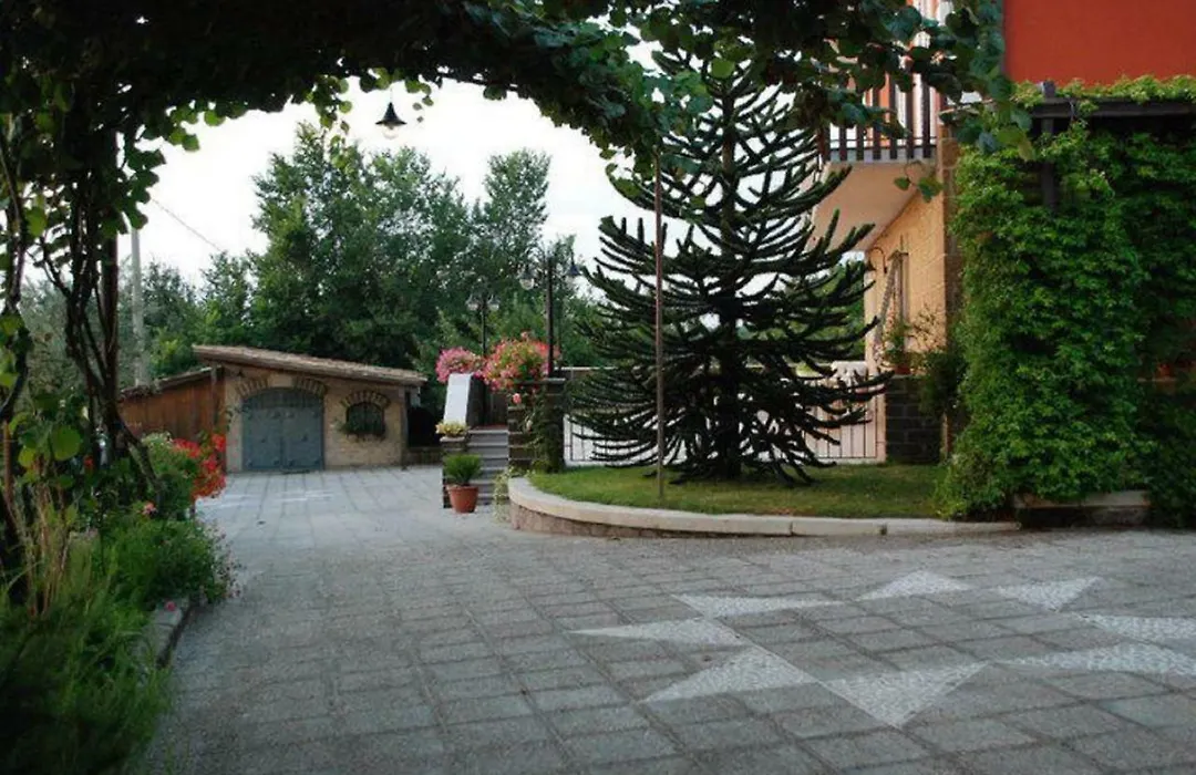 La Casa Sull'aia,AV-1
