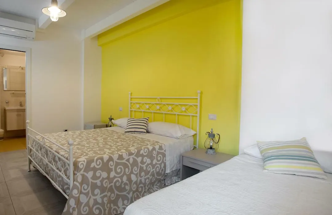 B&B A due Passi dal Mare-1