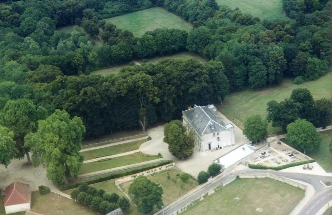 Le Chateau De Bressey & Son Orangerie-1