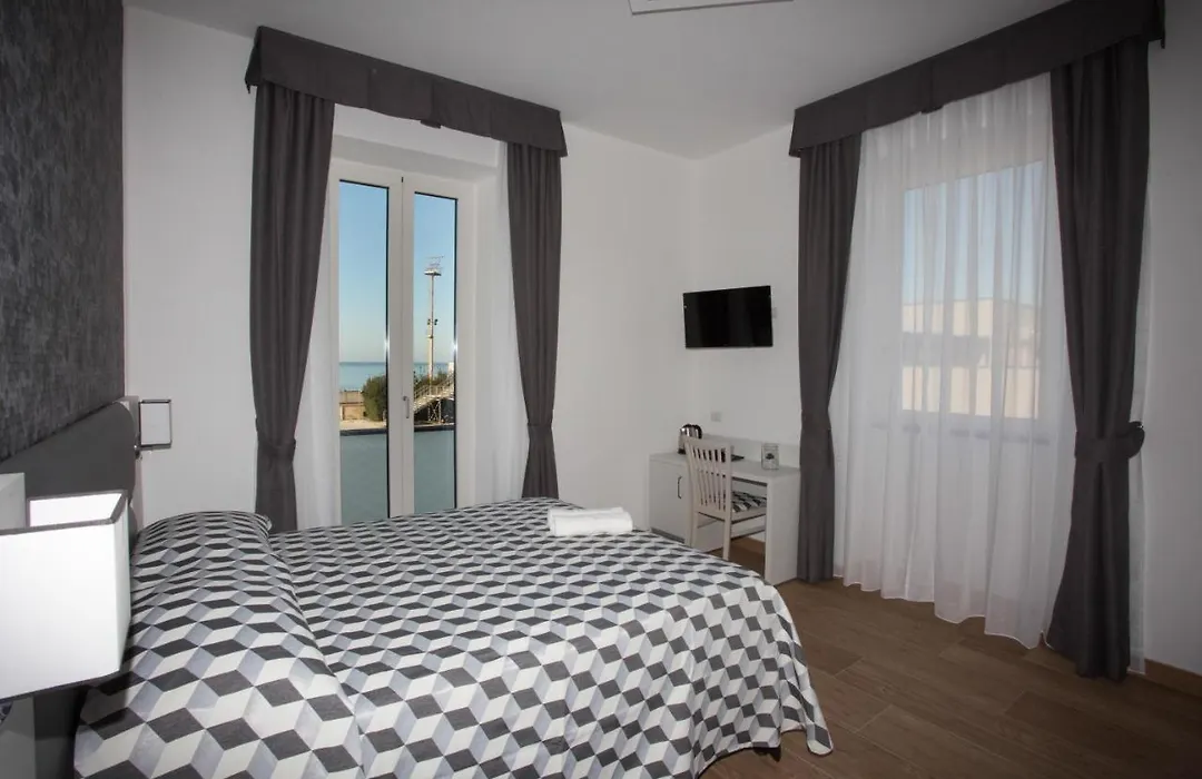 Guesthouse Porto di Roma-1
