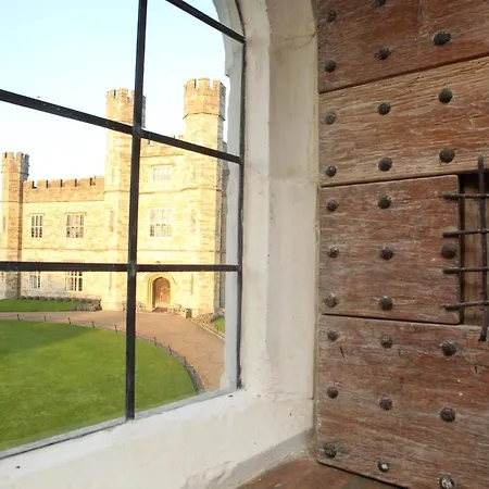 Leeds Castle Maiden'S Tower-3