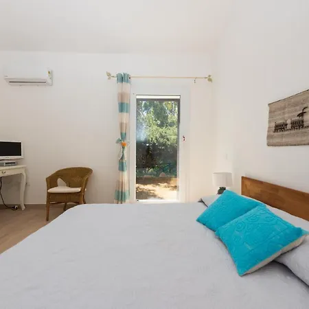 B&B Bithia-3