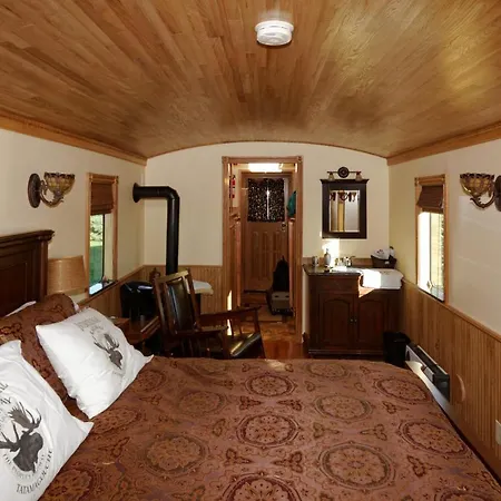 Clearview Station & Caboose B&B-2