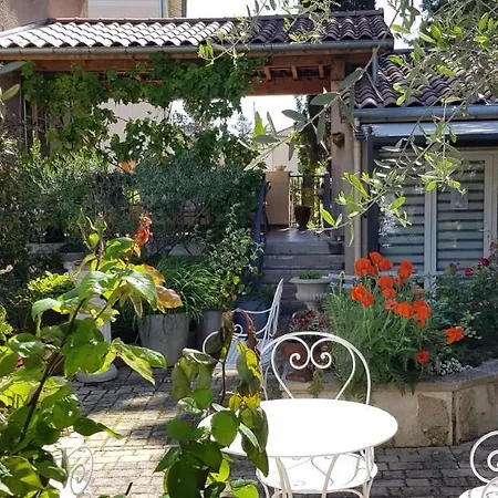 Maison d'Hôtes et Roulotte Le 6 Bis-2