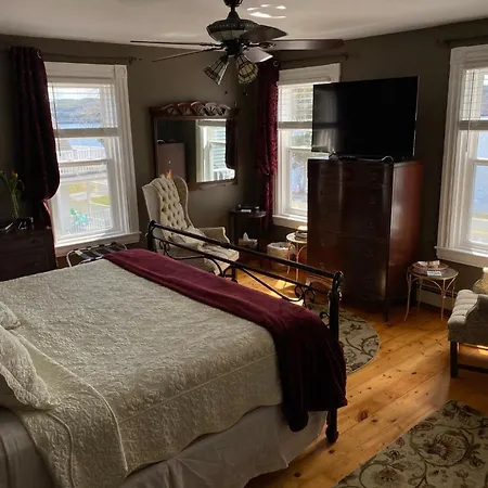 Toba'S Bed & Breakfast-3