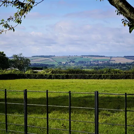 Banbury Hill Farm Bed & Breakfast-3
