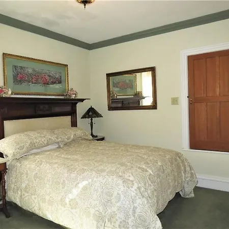 Raindrops On Roses Bed & Breakfast-3