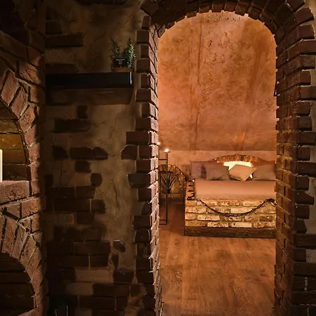 Sweet Poison Rooms-3