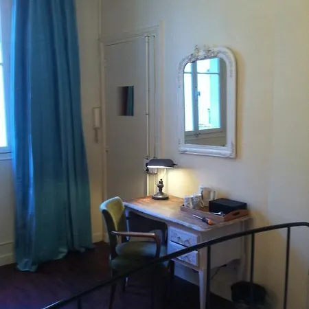 A Room In Paris-3