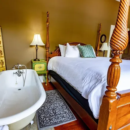 Southern Charm In The Camellia Rose Inn-2
