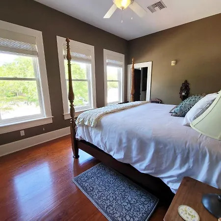 Southern Charm In The Camellia Rose Inn-3