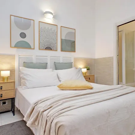Opera Inn Suites - Rooms And Apartments-3