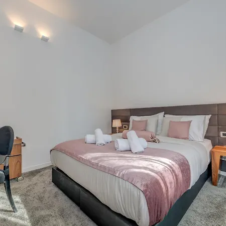 Starlight Luxury Suites-3