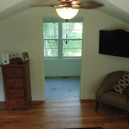 Carriage House On Kent-3