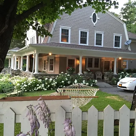 Hilltop House Bed & Breakfast-3