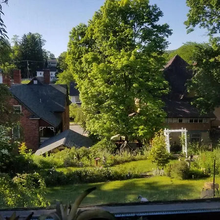 The Queen, A Victorian Bed & Breakfast-3