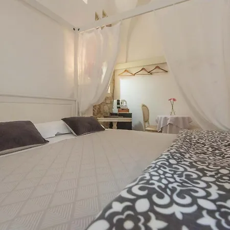 Le Nicchie Luxury Rooms-3