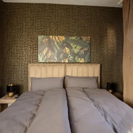 Bed And Breakfast 33-3
