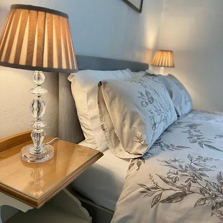 The Olivers Guest House-3