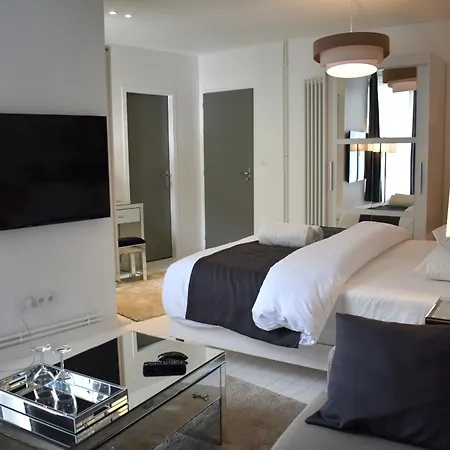 Villa Castel Chambres D'Hotes B&B-3