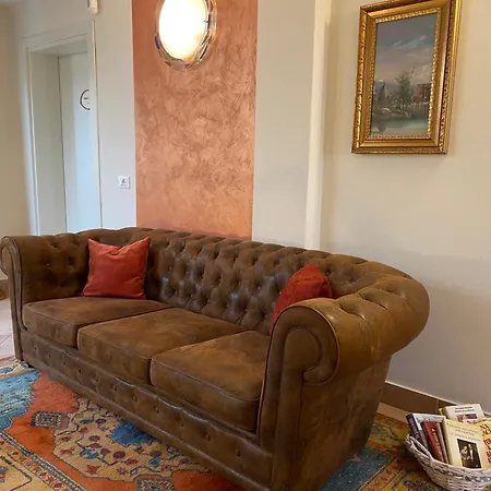 Betty'S House-3