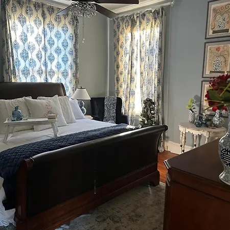 Jenny'S Downtown Hideaway Bed And Breakfast-3