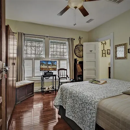 Granbury Gardens Bed And Breakfast-3