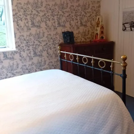 Gardeners Cottage-3