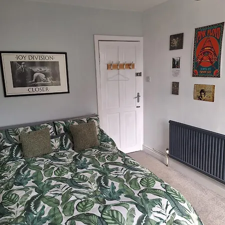 Todmorden Bed & Breakfast - The Toothless Mog-2