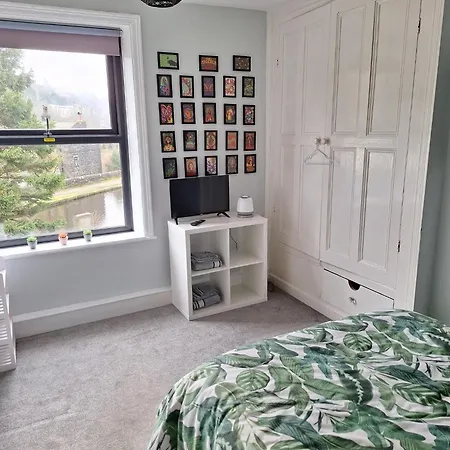 Todmorden Bed & Breakfast - The Toothless Mog-3