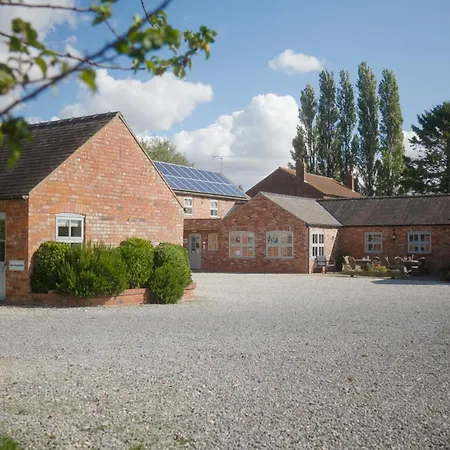 Wold Escapes, Highfield Farm-2