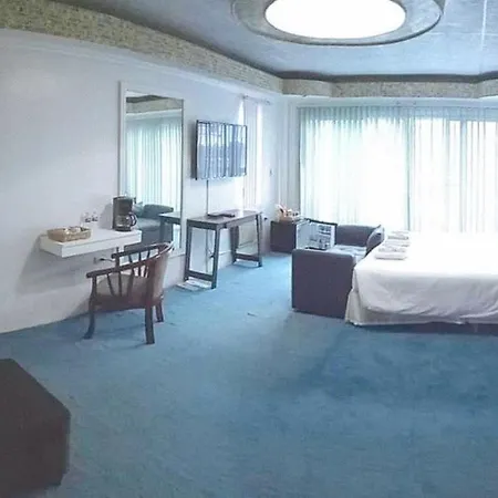 Reddoorz Premium At The Grand Peninsula Suites-2