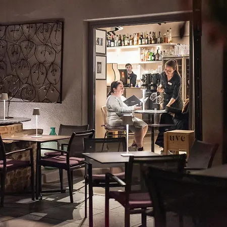 Uve Rooms & Wine Bar-2