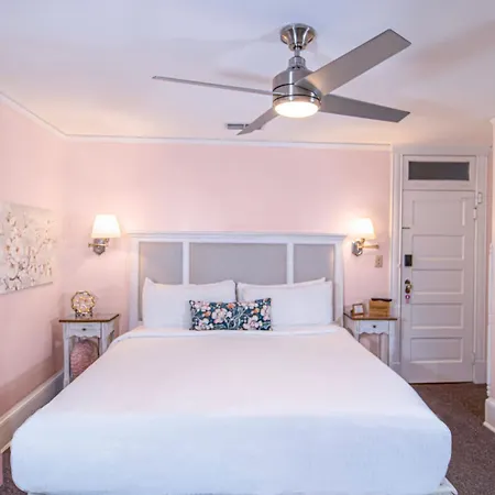 Inn On Charlotte Boutique Hotel-2