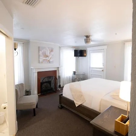 Inn On Charlotte Boutique Hotel-3