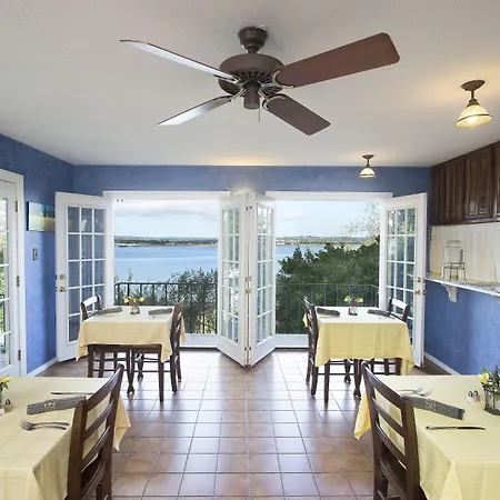 Lakehouse Bed And Breakfast-3