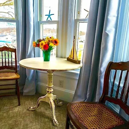 Captain Sawyer'S Bed And Breakfast-3