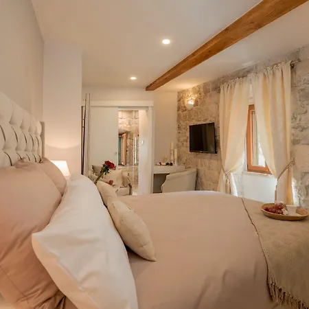 Jupiter Lux Rooms-3