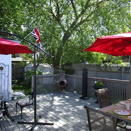 Sir Isaac Brock B&B Luxury Suites-3