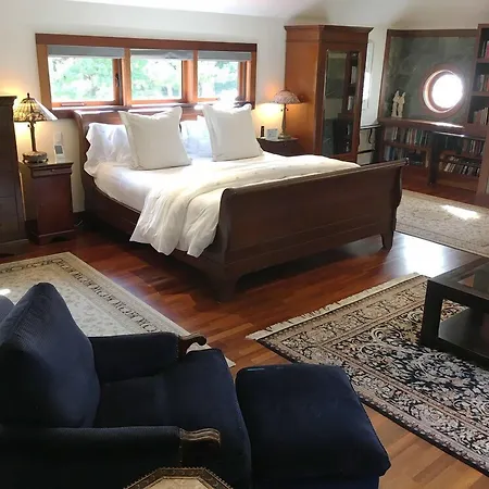 East Hampton Art House Bed And Breakfast-3