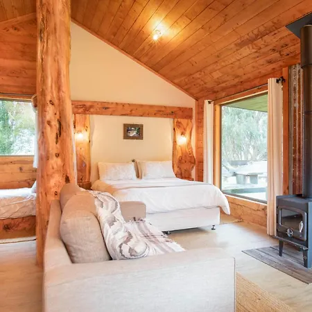 Rustic Hut Bush Retreat-3