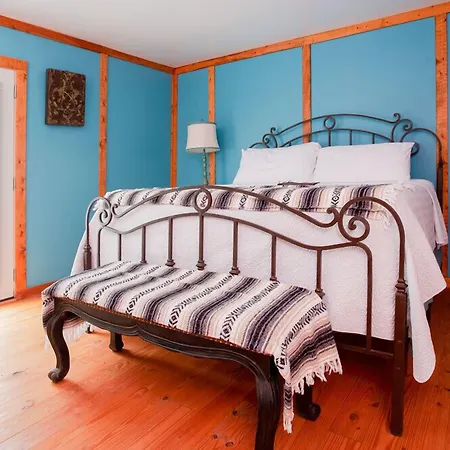 Round Top Hotel-3